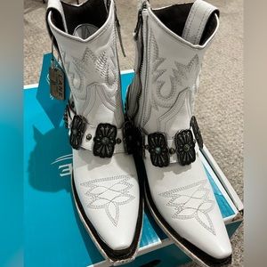 BNIB Lane Silver Mesa white cowgirl boots size 6.5